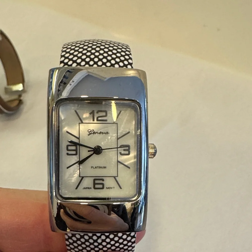 Stylish Watch Collection with Various Colors. Set of 5 Women’s Watches - Picture 6 of 11